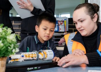 A primary school student learns about tunnel boring.